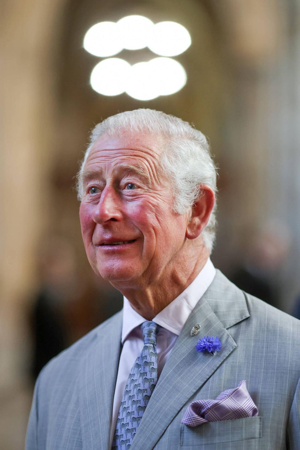 Auch wenn es hier so aussieht, noch hat der gut gelaunte Prinz Charles keinen Heiligenschein. Nachdem er und Herzogin Camilla sich in das Gästebuch eingetragen haben, werden die Royals durch die St. Peters Kathedrale geführt und informieren sich über die anstehenden Restaurierungsarbeiten. Auch wenn es hier so aussieht, noch hat der gut gelaunte Prinz Charles keinen Heiligenschein. Nachdem er und Herzogin Camilla sich in das Gästebuch eingetragen haben, werden die Royals durch die St. Peters Kathedrale geführt und informieren sich über die anstehenden Restaurierungsarbeiten.