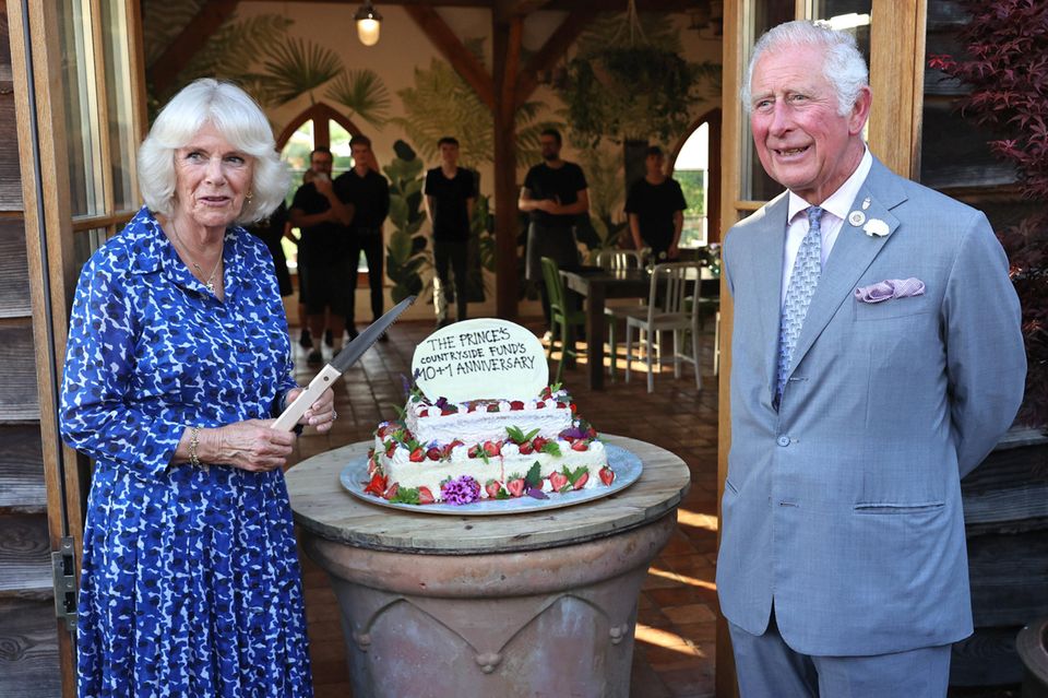 Als nächstes besuchen Camilla und Charles die Gemeinde Lostwithiel um hier mit Mitgliedern der Gemeindeverbände zum Start von "Confident Rural Communities Network" des Prince's Countryside Fund bei Kuchen und Tee ins Gespräch zu kommen. Als nächstes besuchen Camilla und Charles die Gemeinde Lostwithiel um hier mit Mitgliedern der Gemeindeverbände zum Start von "Confident Rural Communities Network" des Prince's Countryside Fund bei Kuchen und Tee ins Gespräch zu kommen.