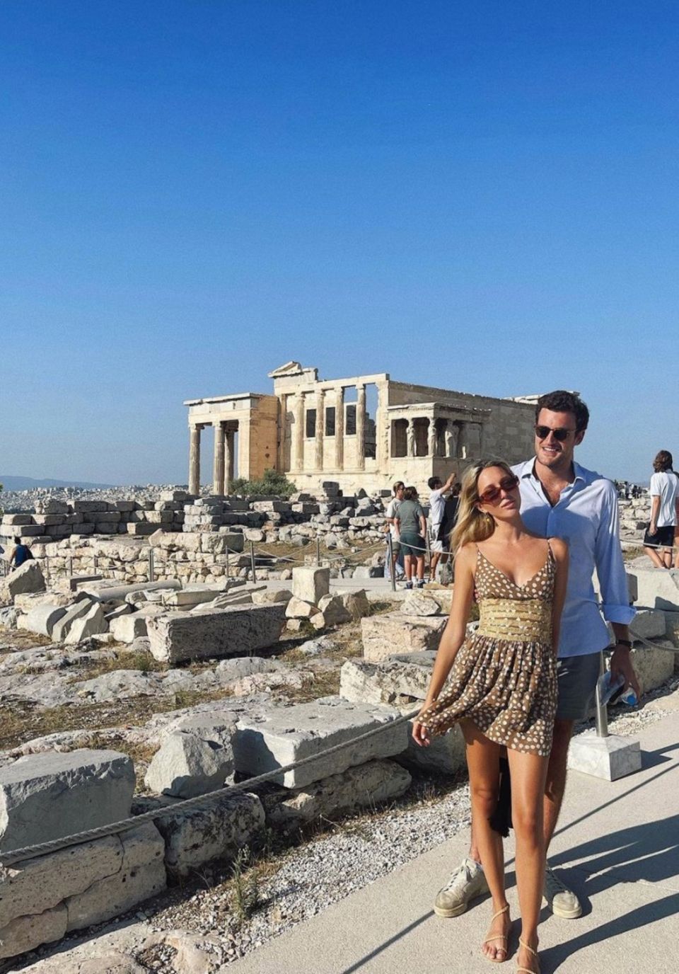 Prinzessin Mara-Olympia macht Sightseeing im luftigen Kleidchen. Bei dem heißen Sommerwetter in Griechenland eine gute Wahl. Ihr Figur betont das Kleid mit dem Gürtel-Detail an der Taille trotzdem gekonnt. Prinzessin Mara-Olympia macht Sightseeing im luftigen Kleidchen. Bei dem heißen Sommerwetter in Griechenland eine gute Wahl. Ihr Figur betont das Kleid mit dem Gürtel-Detail an der Taille trotzdem gekonnt.