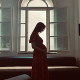 Wow, was für eine Babykugel! Mit diesem Foto verkündet Bee Carrozzini, Tochter von Journalistin Ana Wintour, ihre Schwangerschaft. Gemeinsam mit ihrem Ehemann Francesco erwartet sie ihr erstes Kind.