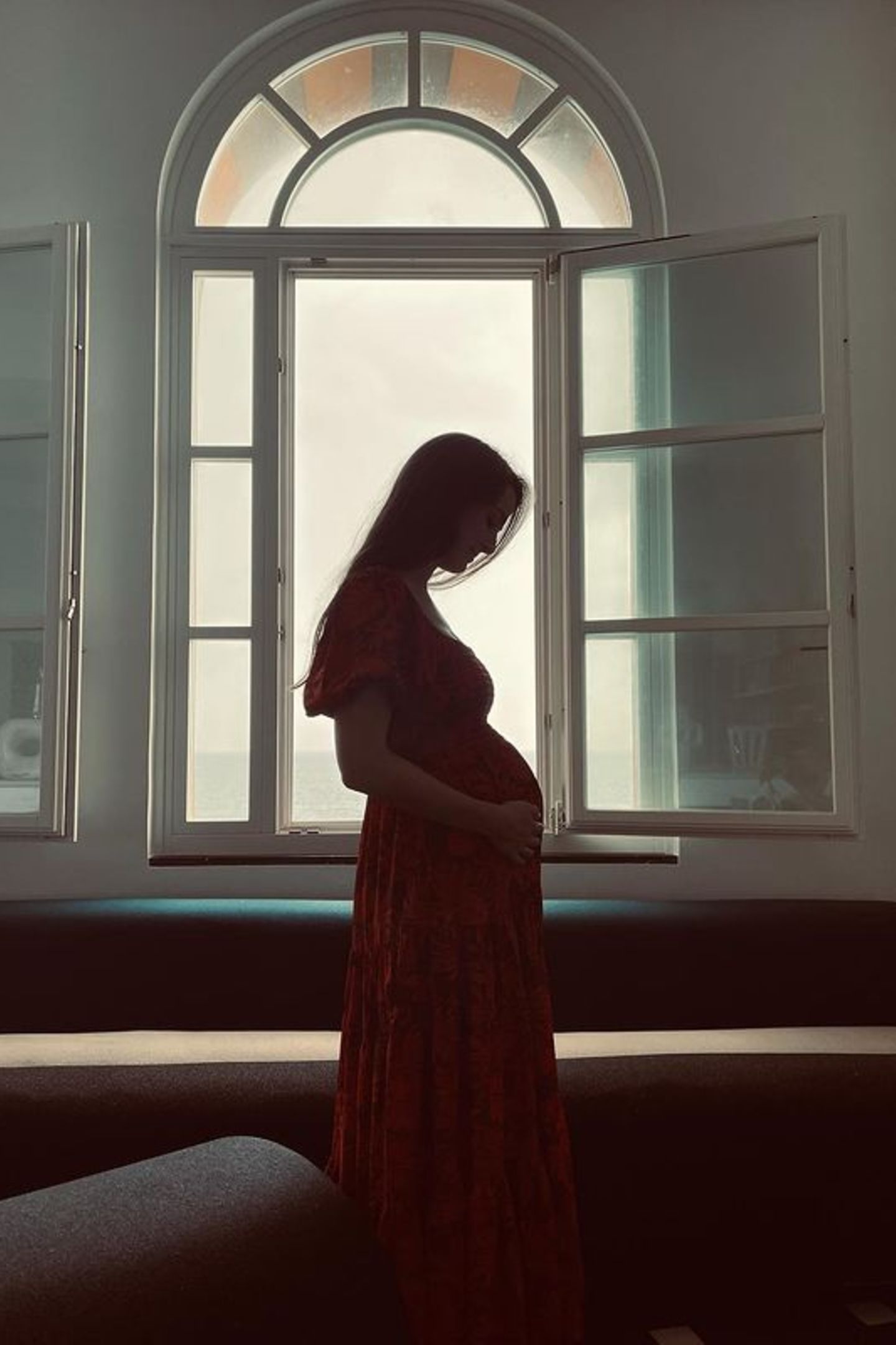 Wow, was für eine Babykugel! Mit diesem Foto verkündet Bee Carrozzini, Tochter von Journalistin Ana Wintour, ihre Schwangerschaft. Gemeinsam mit ihrem Ehemann Francesco erwartet sie ihr erstes Kind.