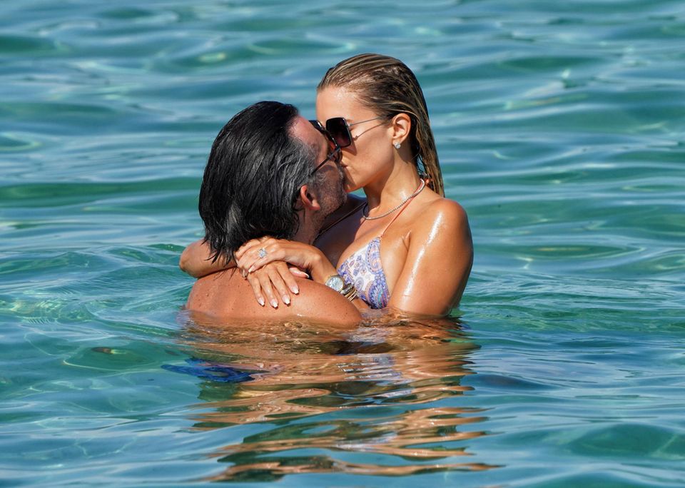 Sylvie Meis und ihr Ehemann Niclas Castello zeigen sich seit einigen Wochen total verliebt in Saint Tropez. Nach einem entspannten Lunch planschen die beiden satt und glücklich im Meer. Dabei können sie die Finger nicht voneinander lassen und knutschen, was das Zeug hält – ist ja auch niemand hangry. Sylvie Meis und ihr Ehemann Niclas Castello zeigen sich seit einigen Wochen total verliebt in Saint Tropez. Nach einem entspannten Lunch planschen die beiden satt und glücklich im Meer. Dabei können sie die Finger nicht voneinander lassen und knutschen, was das Zeug hält – ist ja auch niemand hangry.