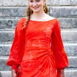Zur Zeit absolviert Prinzessin Elisabeth ihr erstes Ausbildungsjahr an der Königlichen Militärakademie. Für den feierlichen Anlass darf die Königstochter aber für einige Stunden ihre Militäruniform gegen ein schönes Kleid tauschen, in dem sie strahlend alle Blicke auf sich zieht.