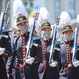 Am Nachmittag findet die traditionelle Militärparade auf dem Schlossplatz in Brüssel statt.