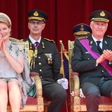 Die stolzen Eltern Königin Mathilde und König Philippe verfolgen das Spektakel von der Tribüne aus und sind vom Militärauftritt ihrer Tochter sichtlich gerührt.