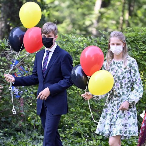 Prinz Emmanuel und Prinzessin Eléonore besuchen im Rahmen der Feierlichkeiten die Hilfsorganisation Farra Clerland. In den Händen halten sie Luftballons in den belgischen Nationalfarben.