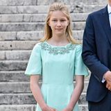 Prinzessin Eleonore von Belgien steht mit ihrer Familie auf dem Schlossplatz.