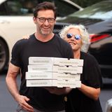 22. Juli 2021  Pizza-Party! Schauspieler Hugh Jackman und Ehefrau Deborra-Lee Furness holen bestens gelaunt ihr Dinner beim Italiener in den Hamptons ab. Selbst die Anwesenheit des Paparazzo scheint das fröhliche Paar auf dem Weg zu seinem Auto in keiner Weise zu irritieren. Es sind eben die kleinen Dinge, die glücklich machen - wie ein gemütlicher Pizza-Abend im Kreise der Liebsten.