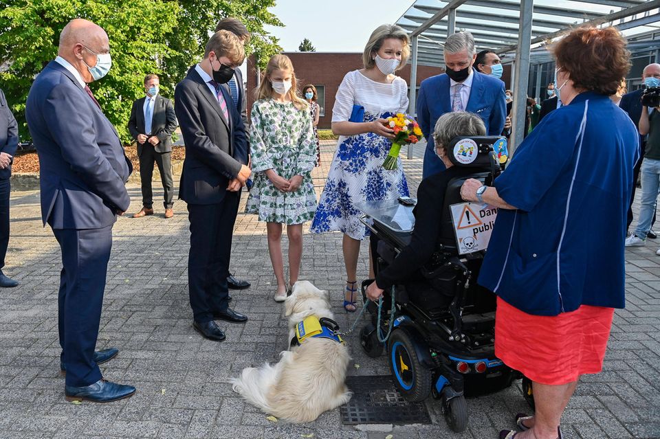 Ein weiterer Termin, der besonders Königin Mathilde am Herzen liegt, ist der Besuch im National MS Center. Zum Nationalfeiertag stattet die gesamte Königsfamilie den Patienten des Krankenhauses einen Besuch ab und kommt dabei auch mit den Pfleger:innen ins Gespräch, um sich mit ihnen über die besondere Situation während der Pandemie auszutauschen. Ein weiterer Termin, der besonders Königin Mathilde am Herzen liegt, ist der Besuch im National MS Center. Zum Nationalfeiertag stattet die gesamte Königsfamilie den Patienten des Krankenhauses einen Besuch ab und kommt dabei auch mit den Pfleger:innen ins Gespräch, um sich mit ihnen über die besondere Situation während der Pandemie auszutauschen.
