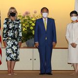 Auch für ihr Treffen mit dem japanischen Premierminister Yoshihide Suga und seiner Frau Mariko hat sich Jill Biden einen tollen Designer-Look ausgesucht: Das florale Seidenkleid stammt von Tom Ford. Den trägt sie im Akasaka-State-Gästehaus der Höflichkeit halber allerdings ohne Schuhe.