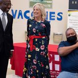 In einem Impfzentrum in Savannah, Georgia verbreitet Dr. Jill Biden nicht nur mit ihrer herzlichen Art gute Laune, auch der florale Look von Oscar de la Rentra hebt die Stimmung. Das Kleid trug die First Lady übrigens auch bei ihrem Cover-Shooting für die Vogue.