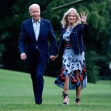 Selbst am Ende eines Wochenendtrips ins Camp David sieht Jill Biden noch perfekt gestylt aus. Das auffällig gemusterte Sommerkleid kombiniert sie gekonnt mit einer dunkelblauen Lederjacke.