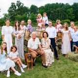 23. Juli 2021  Was für ein schönes Porträt der schwedischen Königsfamilie! Für ein neues Bild der gesamten Familie haben sich die Royals im Sommerurlaub auf Öland von ihrem Hoffotografen ablichten lassen. Das letzte Foto dieser Art liegt schon ein paar Jahre zurück und in der Zwischenzeit sind einige royale Sprösslinge dazu gekommen. König Carl Gustaf und Königin Silvia haben das Wiedersehen mit ihren Liebsten lange herbeigesehnt und freuen sich umso mehr, den Sommer auf der "Insel der Sonne und Winde" gemeinsam zu verbringen.