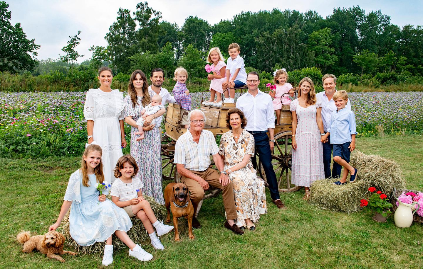 23. Juli 2021  Was für ein schönes Porträt der schwedischen Königsfamilie! Für ein neues Bild der gesamten Familie haben sich die Royals im Sommerurlaub auf Öland von ihrem Hoffotografen ablichten lassen. Das letzte Foto dieser Art liegt schon ein paar Jahre zurück und in der Zwischenzeit sind einige royale Sprösslinge dazu gekommen. König Carl Gustaf und Königin Silvia haben das Wiedersehen mit ihren Liebsten lange herbeigesehnt und freuen sich umso mehr, den Sommer auf der "Insel der Sonne und Winde" gemeinsam zu verbringen.