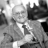 23. Juli 2021:  Alfred Biolek ist im Alter von 87 Jahren verstorben, wie sein Adoptivsohn Scott Biolek-Richie nun über die Deutsche Presse-Agentur bekannt gab. Der kochende Moderator blickte auf eine erfolgreiche Karriere zurück und galt als Vorreiter der Talkshows. Mit seiner offenen, humorvollen Art war er über 30 Jahre lang im TV präsent und blieb auch dann charmant, wenn er in seiner Kochshow "alfredissimo" ein Gericht nur "interessant" fand. Seit seinem schweren Sturz im Jahre 2010 führte der gebürtige Tscheche in Köln ein eher ruhiges Leben. 