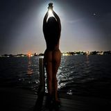 "Wenn zwei Monde sich treffen..." Topmodel Adriana Lima genießt ihre laue Sommernacht ganz freizügig, und ihr wohlgeformtes Hinterteil macht dabei dem hell strahlenden Erdtrabanten fast ein wenig Konkurrenz.