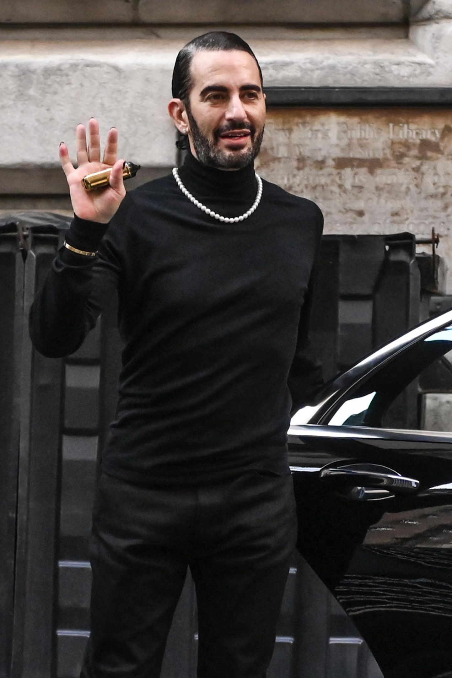 Komplett in Schwarz gekleidet, eine auffällige Halskette, die Haare streng zurück gestylt: So zeigte sich Modedesigner Marc Jacobs noch vor wenigen Tagen zu seiner Fashion Show in New York. Kurz danach ging es für ihn ins Krankenhaus – für eine Schönheitsoperation. 