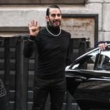 Komplett in Schwarz gekleidet, eine auffällige Halskette, die Haare streng zurück gestylt: So zeigte sich Modedesigner Marc Jacobs noch vor wenigen Tagen zu seiner Fashion Show in New York. Kurz danach ging es für ihn ins Krankenhaus – für eine Schönheitsoperation. 