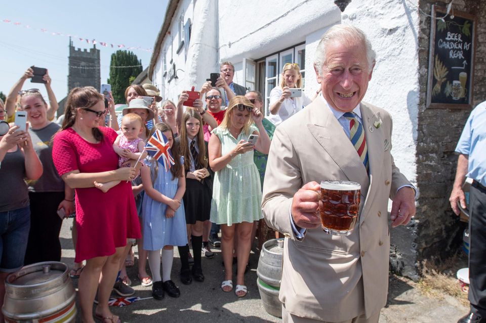21. Juli 2021 Das ist ein Termin nach Prinz Charles Geschmack! Am dritten Tag der royalen Reise durch Cornwall besucht der Prinz den "Duke of York Pub" in Devon und erfrischt sich mit einem kühlen Bier. Dabei freut Charles sich nicht nur auf das Traditionsgebräu, sondern auch über die zahlreichen Gäste, die ihn willkommen heißen. 21. Juli 2021 Das ist ein Termin nach Prinz Charles Geschmack! Am dritten Tag der royalen Reise durch Cornwall besucht der Prinz den "Duke of York Pub" in Devon und erfrischt sich mit einem kühlen Bier. Dabei freut Charles sich nicht nur auf das Traditionsgebräu, sondern auch über die zahlreichen Gäste, die ihn willkommen heißen.