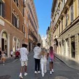 23. Juli 2021  Familie Klum ist für den gemeinsamen Sommerurlaub nach Rom gereist. Heidi Klum sorgt dabei für schöne Schnappschüsse ihrer Kids. Henry, Johan, Leni und Lou schlendern durch die Straßen der italienischen Hauptstadt und erkunden die beeindruckenden Sehenswürdigkeiten Roms. 