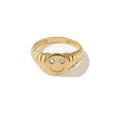 Na, wenn da mal keine gute Laune garantiert ist! Der Smiley-Ring aus vergoldetem 925 Sterling-Silber versüßt uns den Alltag und steckt uns mit seinem Lächeln direkt an. Was wollen wir mehr? Von Bruna, ca. 125 Euro.