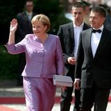 Angela Merkel winkt den Menschen am Red Carpet zu.