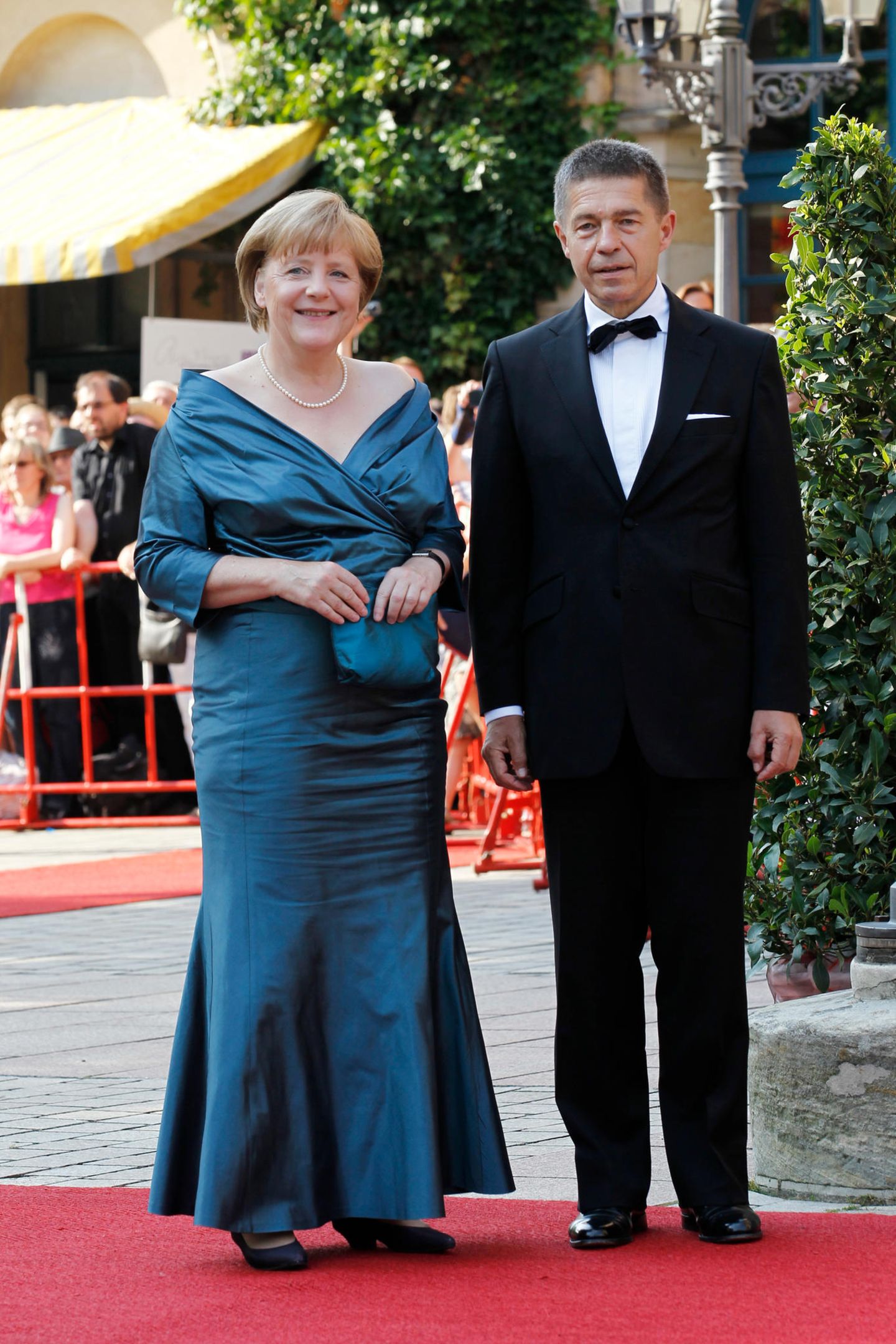 Angela Merkel und Joachim Sauer posieren auf dem Red Carpet für die Fotografen.