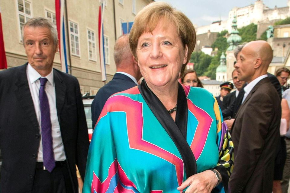 Angela Merkel lächelt in die Kamera des Fotografen.