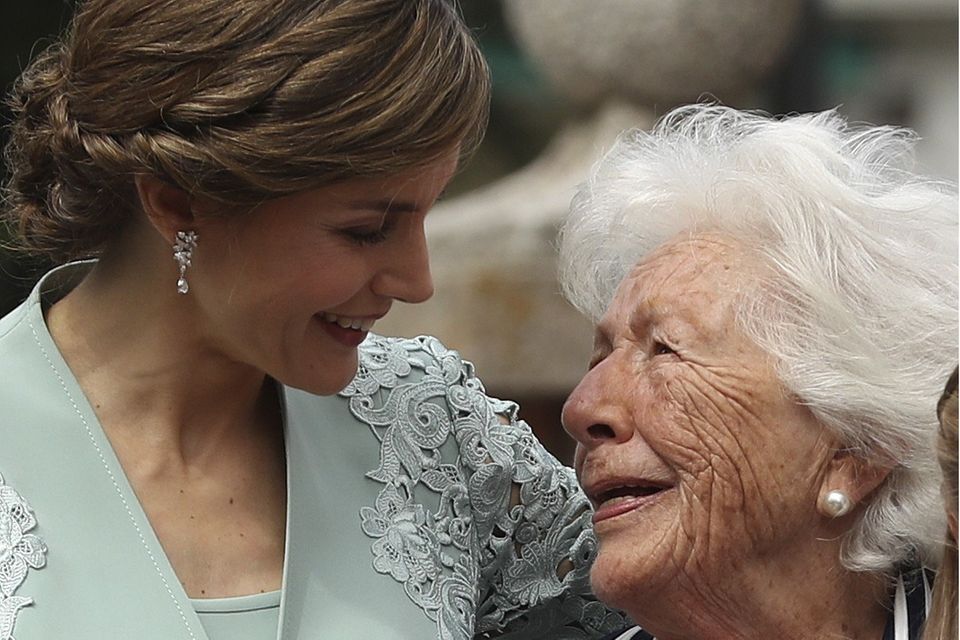 Königin Letizia: Königin Letizia mit ihrer Großmutter Menchu Álvarez del Valle (†93) bei der Erstkommunion von Prinzessin Sofia im Mai 2017. Königin Letizia mit ihrer Großmutter Menchu Álvarez del Valle (†93) bei der Erstkommunion von Prinzessin Sofia im Mai 2017.