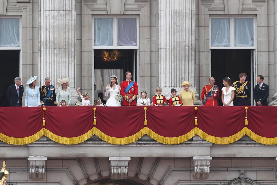 Prinz William und Herzogin Catherine stehen am Tag ihrer Hochzeit mit der britischen Königsfamilie auf dem Balkon des Buckingham Palasts.