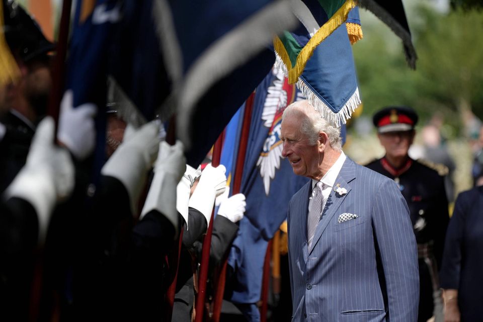 Nach einer anfänglich ungemütlichen Veranstaltung mit Regen und Wind kann Prinz Charles seinem Plausch nun bei Sonnenschein nachgehen. Für die Einweihung des nationalen Polizeidenkmals ist der britische Royal extra in die Grafschaft Staffordshire gereist. Nach einer anfänglich ungemütlichen Veranstaltung mit Regen und Wind kann Prinz Charles seinem Plausch nun bei Sonnenschein nachgehen. Für die Einweihung des nationalen Polizeidenkmals ist der britische Royal extra in die Grafschaft Staffordshire gereist.