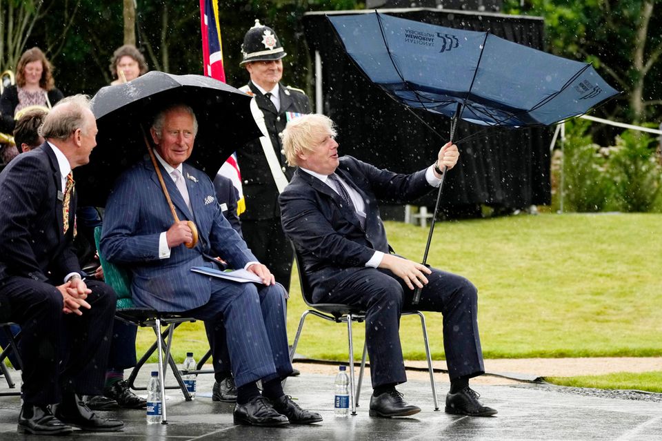 28. Juli 2021 Prinz Charles ist heute bei der Einweihungsfeier des neuen Polizeidenkmals "UK Police Memorial" in Alrewas zu Gast und hat im Gegensatz zu seinem Sitznachbarn Premierminister Boris Johnson auch seinen Regenschirm fest im Griff. Da muss selbst der Polizist im Hintergrund schmunzeln und auch Charles konnte sich zuvor sein Grinsen nicht verkneifen. 28. Juli 2021 Prinz Charles ist heute bei der Einweihungsfeier des neuen Polizeidenkmals "UK Police Memorial" in Alrewas zu Gast und hat im Gegensatz zu seinem Sitznachbarn Premierminister Boris Johnson auch seinen Regenschirm fest im Griff. Da muss selbst der Polizist im Hintergrund schmunzeln und auch Charles konnte sich zuvor sein Grinsen nicht verkneifen.