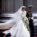 Am 29. Juli 1981 heirateten Lady Diana und Prinz Charles in der St Paul's Cathedral in London. Ihr aufwendiges Hochzeitskleid im 80er-Jahre-Stil bleibt vielen bis heute in Erinnerung.