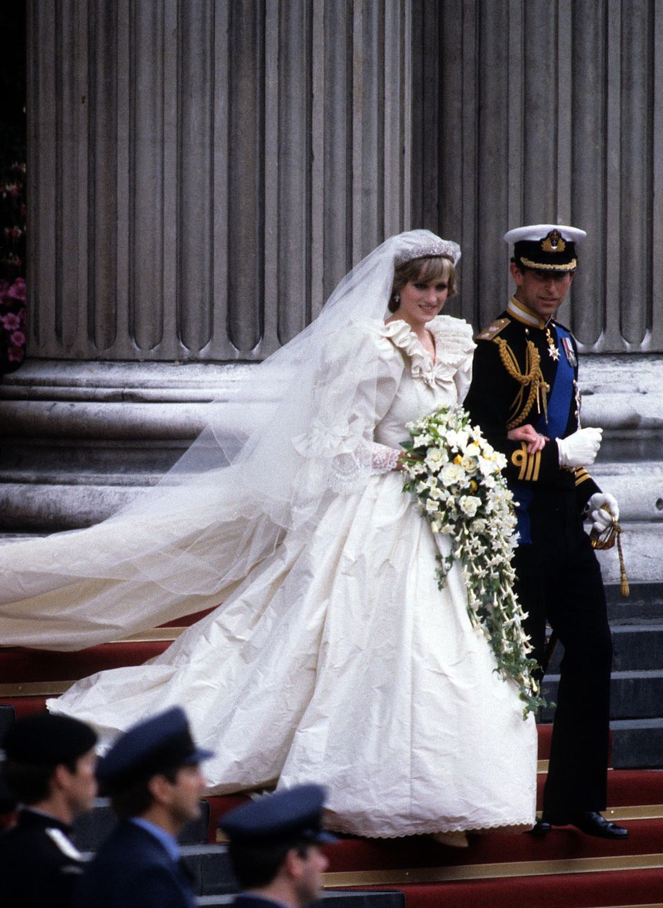 Heute vor genau 40 Jahren haben Lady Diana und Prinz Charles geheiratet. Ihr aufwendiges Hochzeitskleid im 80er-Jahre-Stil bleibt vielen bis heute in Erinnerung. Heute vor genau 40 Jahren haben Lady Diana und Prinz Charles geheiratet. Ihr aufwendiges Hochzeitskleid im 80er-Jahre-Stil bleibt vielen bis heute in Erinnerung.