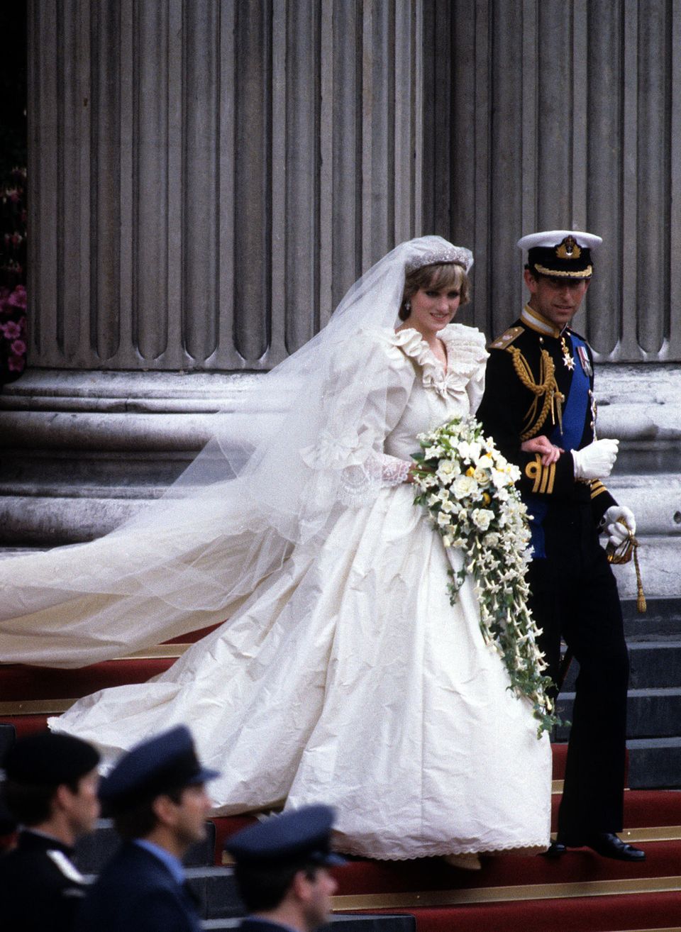 Heute vor genau 40 Jahren haben Lady Diana und Prinz Charles geheiratet. Ihr aufwendiges Hochzeitskleid im 80er-Jahre-Stil bleibt vielen bis heute in Erinnerung.