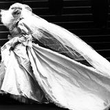 Lady Dianas Schleppe ist die längste in der Geschichte der Monarchie. Ihr Seidentüllschleier war mit winzigen Perlmutt-Pailletten von Hand bestickt. Die Designerin, Elizabeth Emanuel, wollte, dass es wie Feenstaub aussah. 