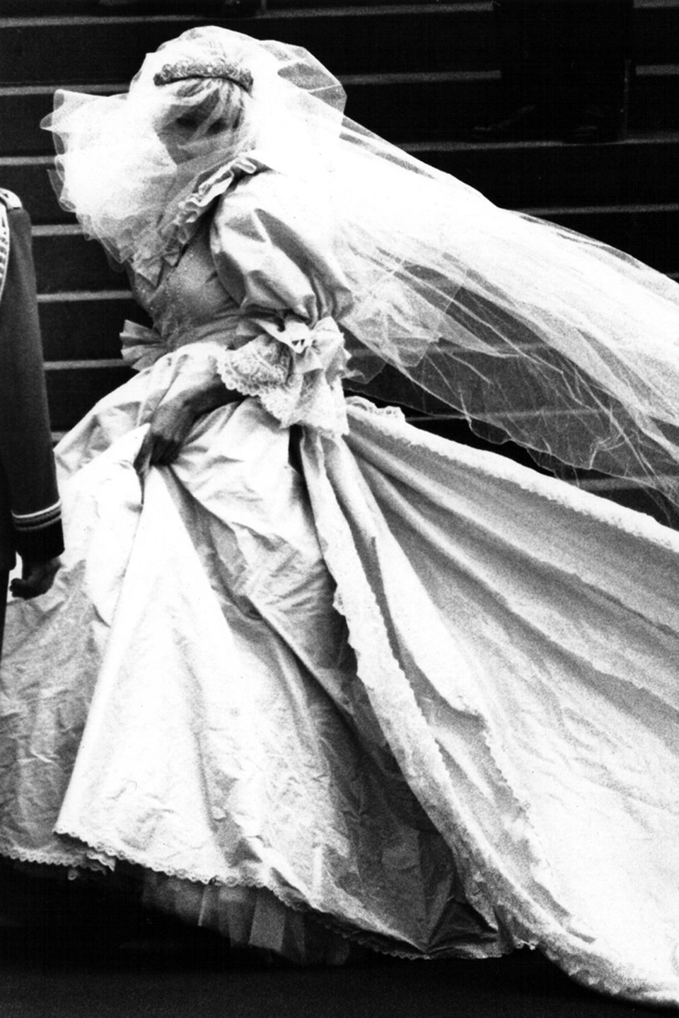 Lady Dianas Schleppe ist die längste in der Geschichte der Monarchie. Ihr Seidentüllschleier war mit winzigen Perlmutt-Pailletten von Hand bestickt. Die Designerin, Elizabeth Emanuel, wollte, dass es wie Feenstaub aussah. 