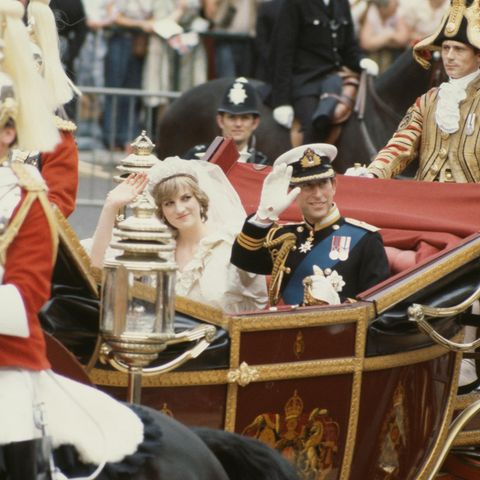 Prinzessin Diana und Prinz Charles winken der Menge nach ihrer Trauung in der St. Paul's Cathedral am 29. Juli 1981 zu.
