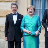 Bundeskanzlerin Angela Merkel und Ehemann Joachim Sauer posieren vor dem Festspielhaus.