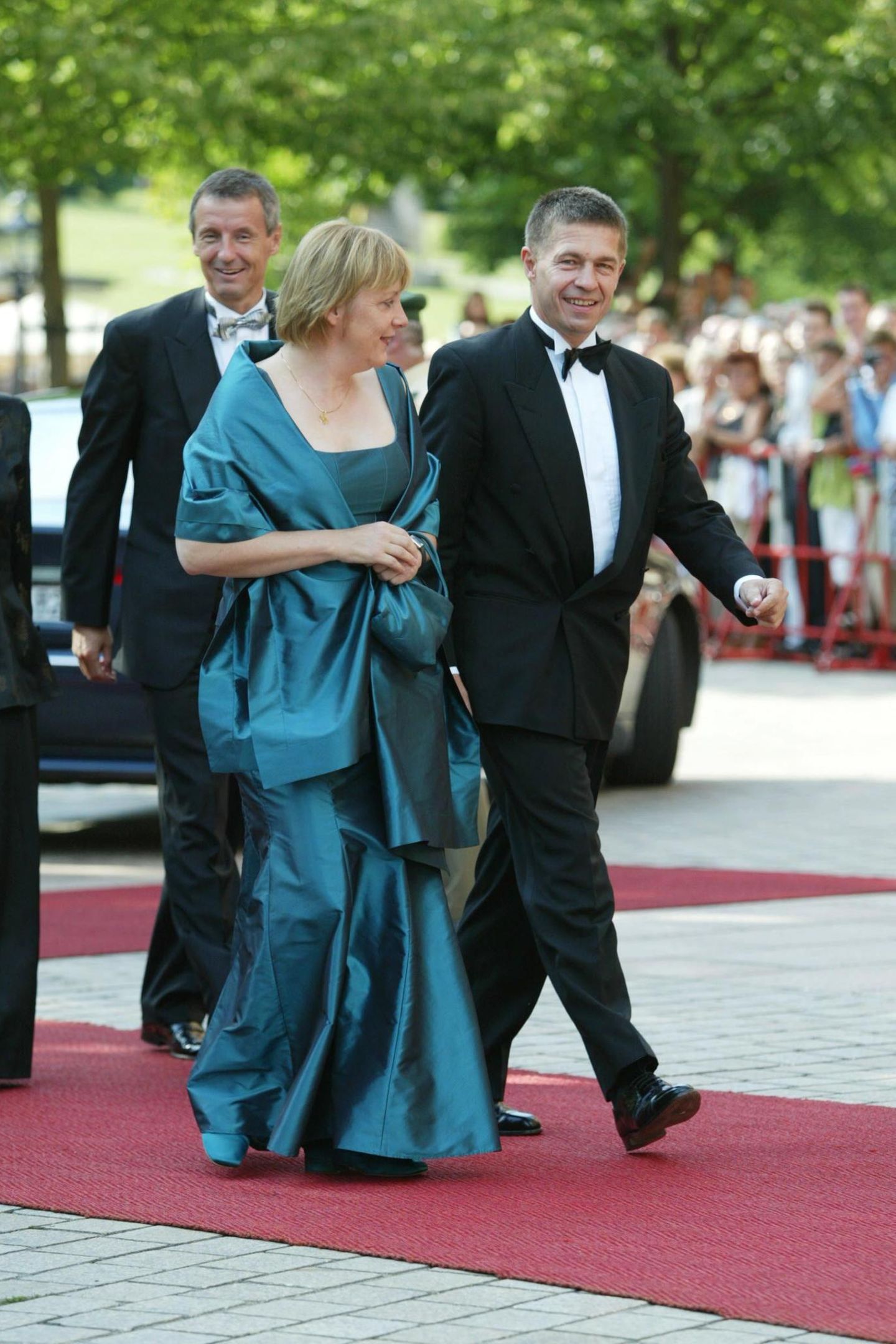 Bundeskanzlerin Angela Merkel und Ehemann Joachim Sauer verlassen das Auto auf dem roten Teppich.