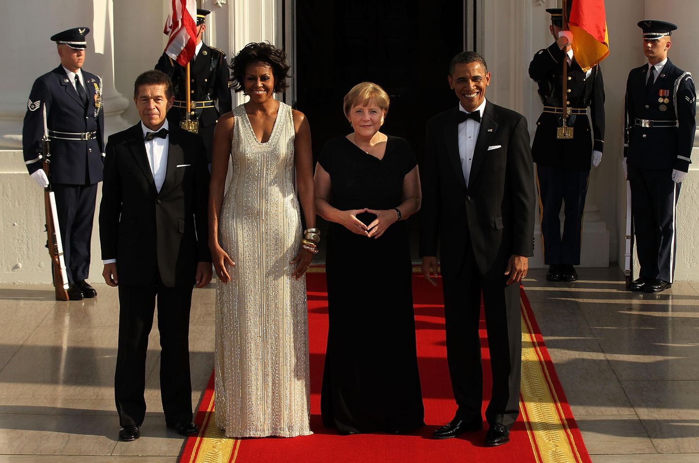 Joachim Sauer, Michelle Obama, Angela Merkel und Barack Obama posieren für ein Foto vor dem Weißen Haus.