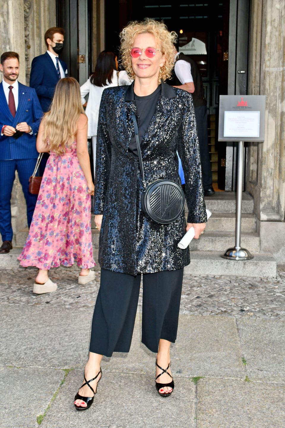 Katja Riemann mag es ebenso monochrom. Nur ein knalliges Detail darf nicht fehlen: ihre runde Sonnenbrille mit pinken Gläsern. Auf jeden Fall ist das Accessoire ein echter Hingucker. Katja Riemann mag es ebenso monochrom. Nur ein knalliges Detail darf nicht fehlen: ihre runde Sonnenbrille mit pinken Gläsern. Auf jeden Fall ist das Accessoire ein echter Hingucker.