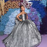 Mehr ist mehr! Natasha Poonawalla in einem XXL-Kleid von Balenciaga.