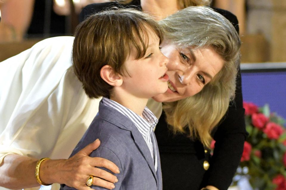 Prinzessin Caroline: Coole Oma: Beim Longines-Springturnier kümmerte sich Caroline gerade liebevoll um Enkel Raphaël, den siebenjährigen Sohn ihrer Tochter Charlotte Coole Oma: Beim Longines-Springturnier kümmerte sich Caroline gerade liebevoll um Enkel Raphaël, den siebenjährigen Sohn ihrer Tochter Charlotte