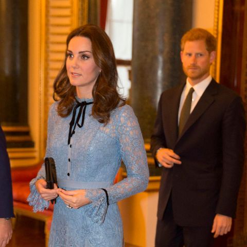 Herzogin Catherine und Prinz Harry 2017 bei einem Termin im Buckingham Palast