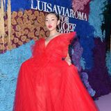 Star-Influencerin Jessica Wang hat sich mit ihrem Tülltraum in Rot von Carolina Herrera den knalligsten Looks des Abends ausgesucht.
