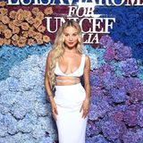 Model Rose Bertram betört die Gäste der Unicef-Gala mit diesem bauchfreien Look von Mônot.