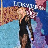 Model Frida Aasen sorgt im schwarzen Elie-Saab-Kleid für eine erhöhte Herzfrequenz.