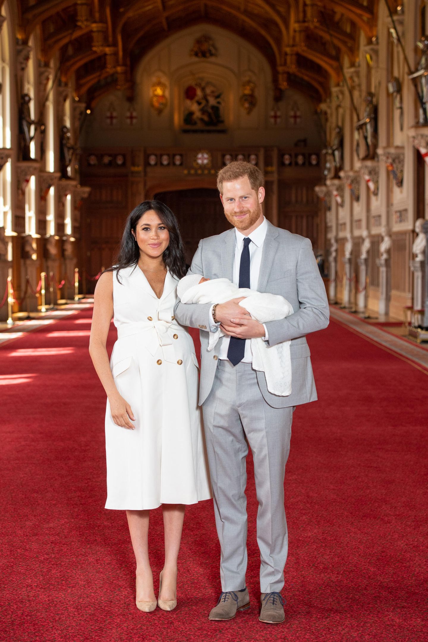Meghan Markle und Prinz Harry posieren mit ihrem Neugeborenen für die Fotografen.