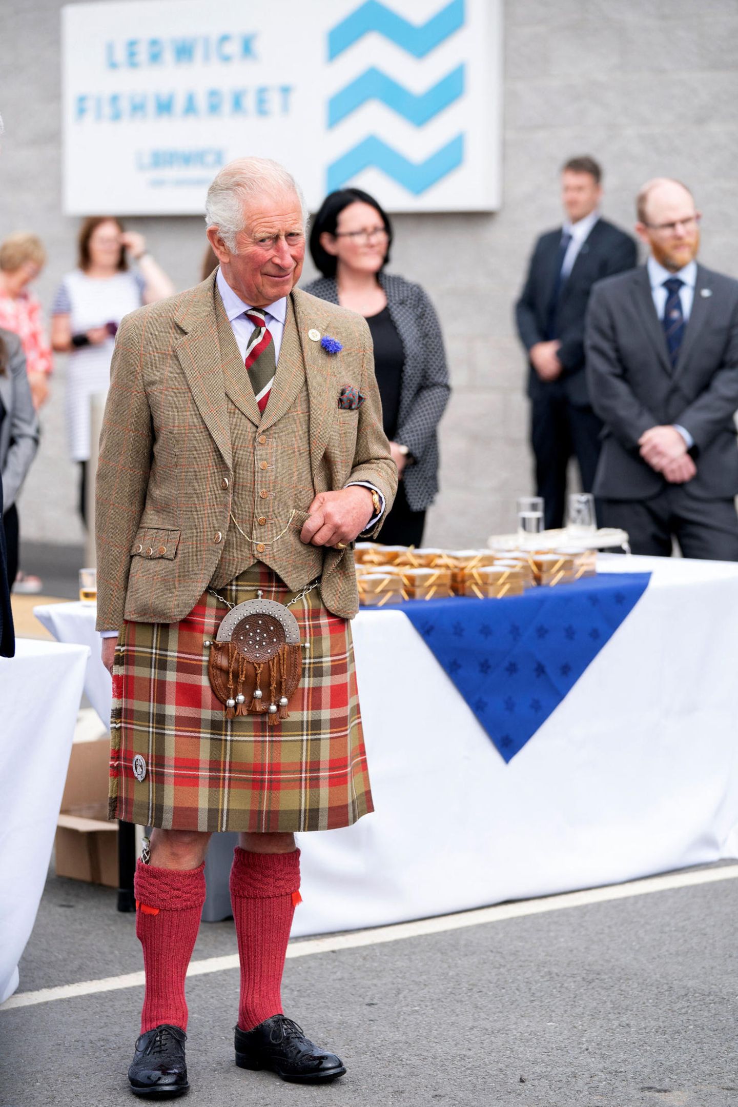 30. Juli 2021  Prinz Charles eröffnet den Lerwick Fischmarkt, Mair's Quay sowie den Scalloway Fischmarkt auf den Shetlandinseln in Schottland. Neben jeder Menge frischem Fisch und Meeresfrüchten gibts außerdem noch ein Glas guten Whisky. Der Royal-Termin mit kulinarischen Highlights dürfte ganz nach dem Geschmack von Prinz Charles sein, der für seine Genussliebe bekannt ist.